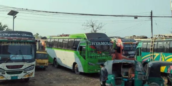 রাঙামাটির সঙ্গে সারাদেশের বাস চলাচল বন্ধ, ভোগান্তিতে যাত্রীরা