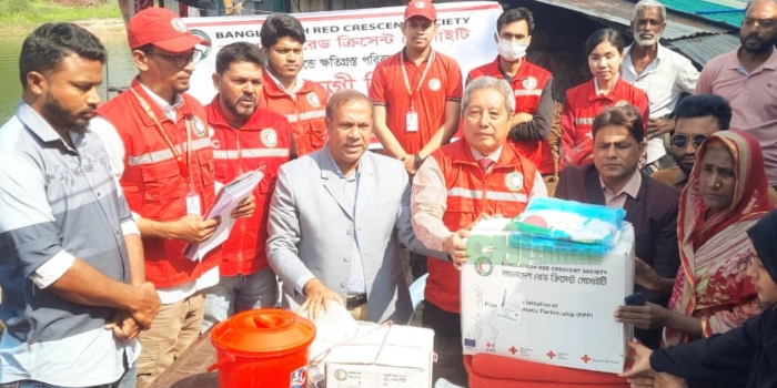 রাঙামাটিতে অগ্নিকাণ্ডে ক্ষতিগ্রস্তদের মাঝে রেড ক্রিসেন্টে