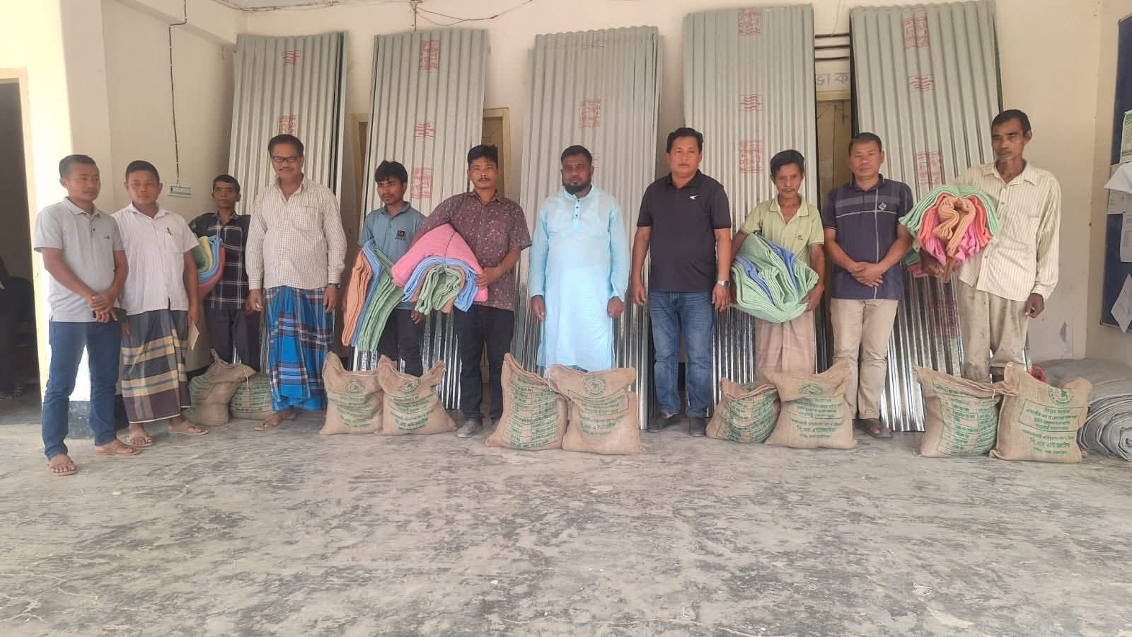 পার্বত্য মন্ত্রীর পক্ষ থেকে অগ্নিদুর্গতদের মাঝে ত্রাণ বিতরণ