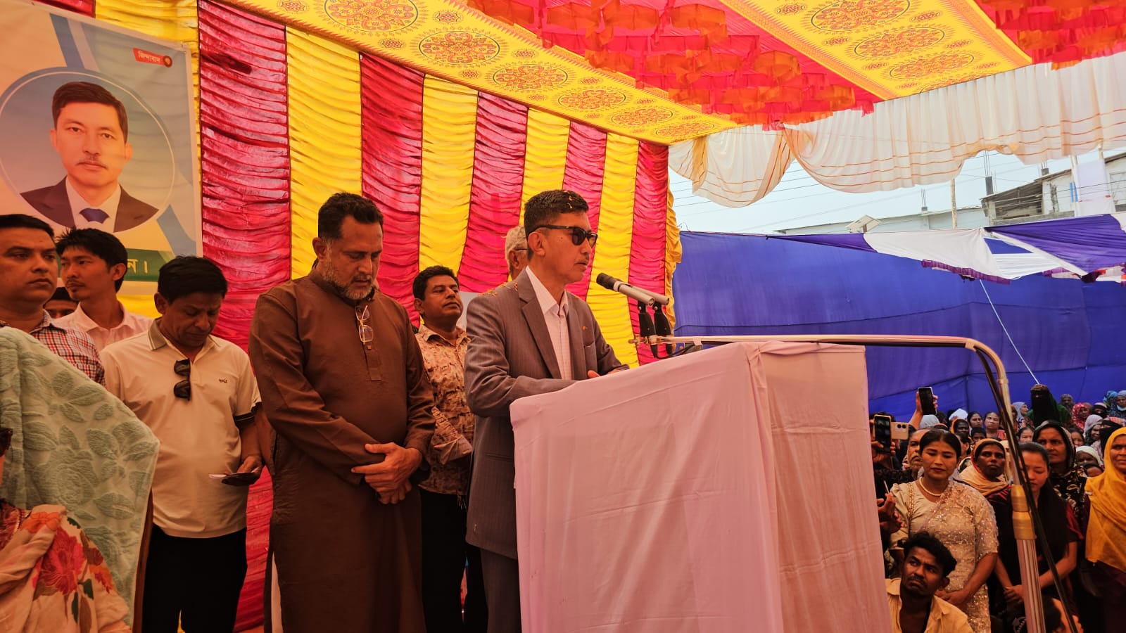 দীঘিনালার আগুনে নিঃস্ব ব্যবসায়ীরা, পাশে থাকার আশ্বাস মন্ত্রীর
