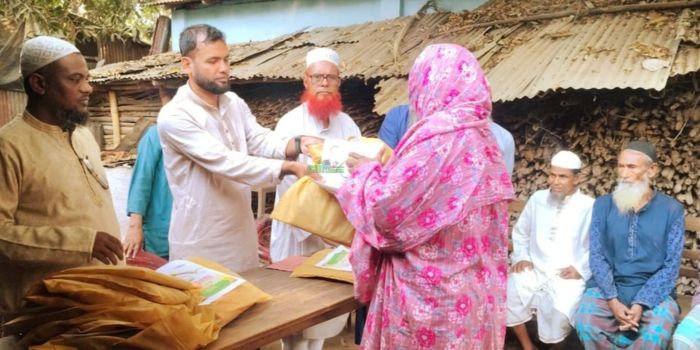 বাবলু মিয়ার মানবিক উদ্যোগে দরিদ্রদের মাঝে ঈদ উপহার বিতরণ
