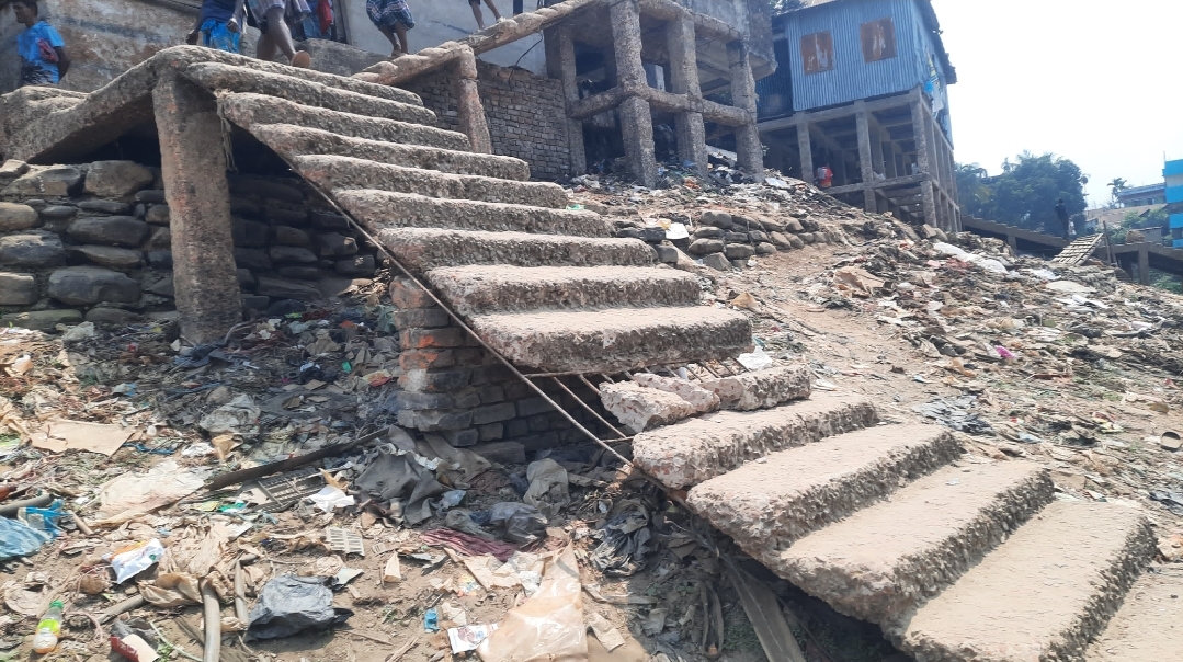 রাঙামাটি রিজার্ভ বাজার লঞ্চঘাটের ভাঙা সিঁড়ি এখন মৃত্যুফাঁদ, চরম ঝুঁকিতে সাধারণ মানুষ