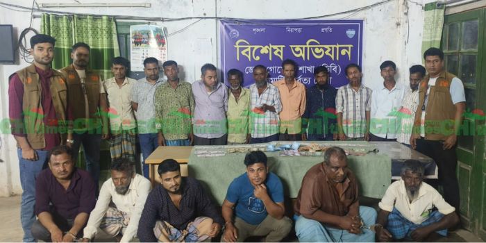 রাঙ্গামাটিতে বাস টার্মিনালের জুয়া আসরে অভিযান; আটক-১৭ জুয়ারি