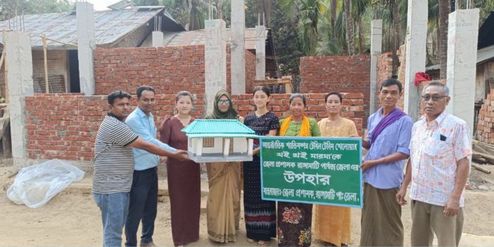 স্বপ্নপূরণের পথে খই খই সাই মারমা: নির্মাণাধীন ঘর পরিদর্শনে ইউএনও