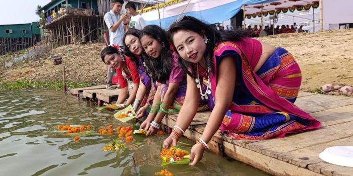 পাহাড়ে ‘ফুল বিজু’র রঙিন সূচনা, নতুন বছর বরণে উৎসবে মাতোয়ারা রাঙামাটি
