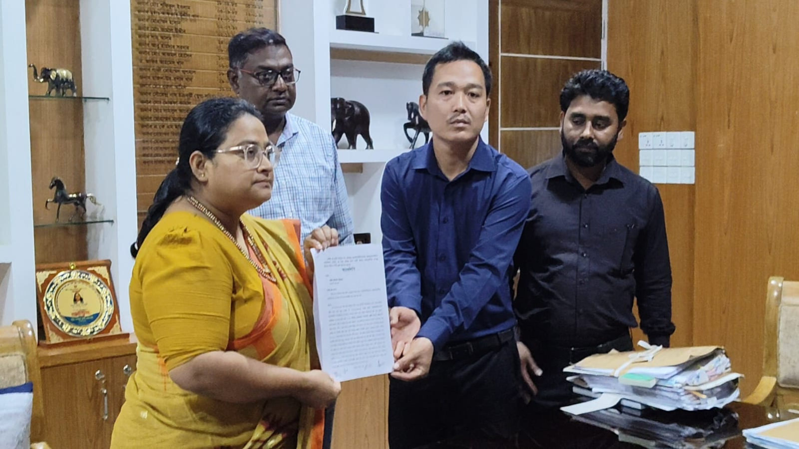 ফার্মাসিউটিক্যালস প্রতিনিধিদের জেলা প্রশাসক বরাবর স্মারকলিপি প্রদান 