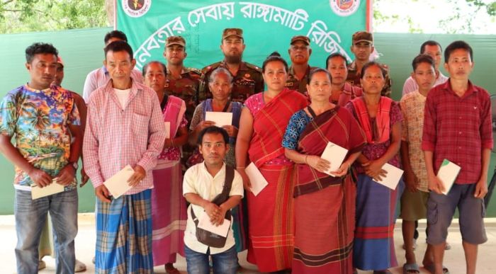 পাহাড়ে মানবিক সহায়তায় সেনাবাহিনী: জুরাছড়িতে অসহায়দের আর্থিক অনুদান প্রদান