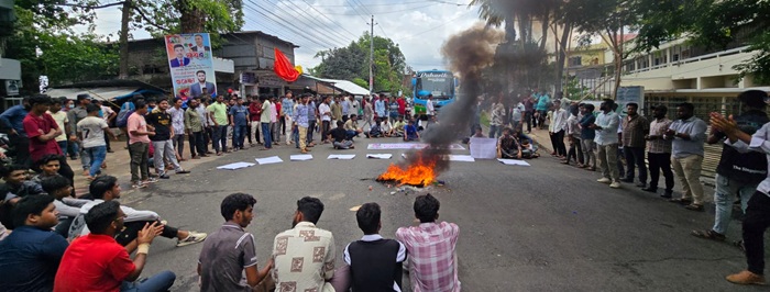 রাঙামাটিতে ছাত্রদলের কমিটি নিয়ে ব্যাপক বিক্ষোভ,সড়ক অবরোধ; ২৪ ঘন্টার আল্টিমেটাম