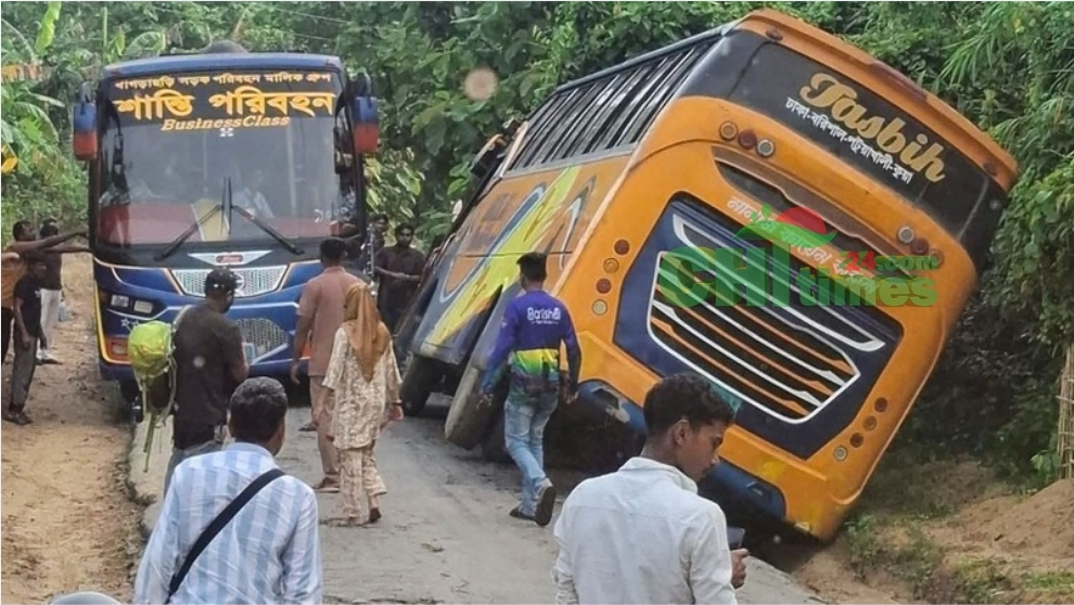 দীঘিনালায় অল্পের জন্য রক্ষা পেল সাজেকগামী পর্যটকবাহী বাস
