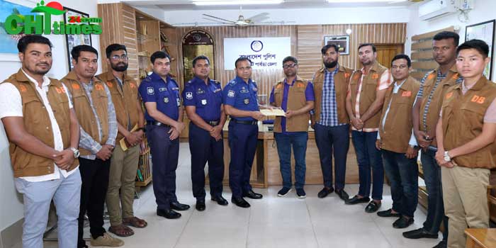মাদকবিরোধী অভিযানে সফল ডিবি টিমকে পুরস্কৃত করলেন রাঙামাটির এসপি