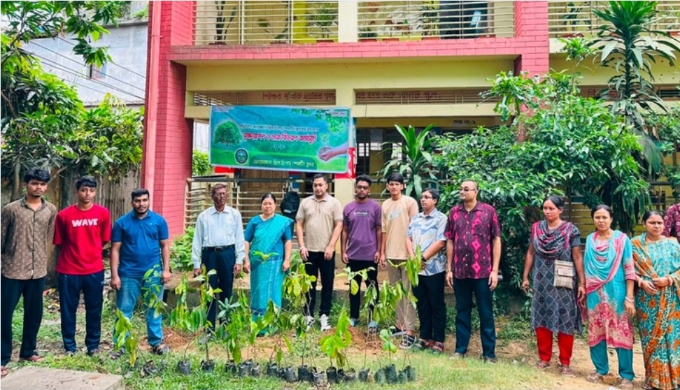 পরিবেশ সংরক্ষণে গ্রিন হিলস্ স্পোর্টিং ক্লাবের বৃক্ষরোপণ ও চারা বিতরণ কর্মসূচি
