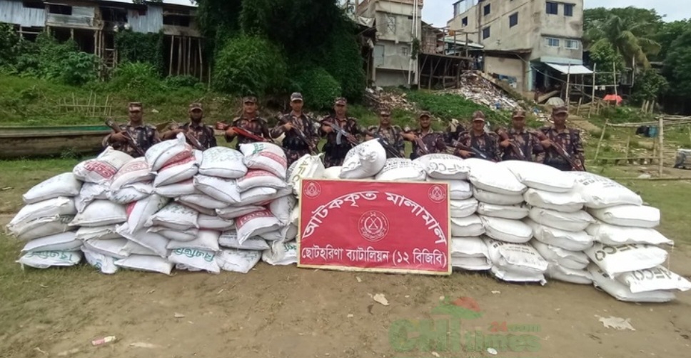 রাঙামাটির ছোটহরিনা সীমান্তে বিজিবির অভিযান; নৌকাভর্তি সার জব্দ