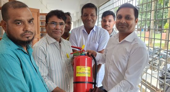নানিয়ারচরে ৪০ ব্যবসায়ীর মাঝে অগ্নিনির্বাপক যন্ত্র বিতরণ
