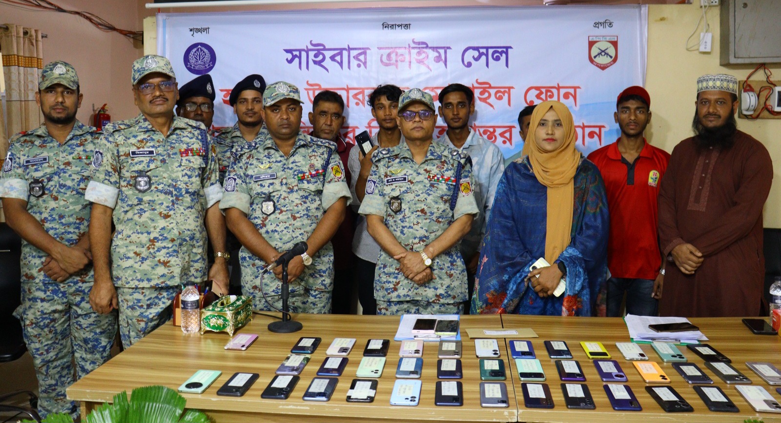 হারানো ৫০ মোবাইল ও ২০ হাজার ৪০০ টাকা উদ্ধার করে মালিকদের ফিরিয়ে দিল ১৮ এপিবিএন
