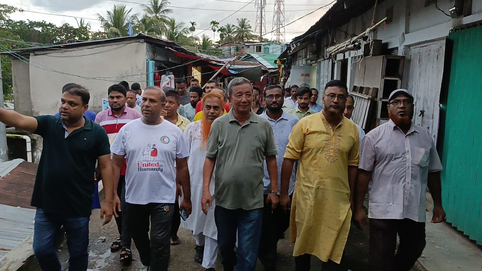 তবলছড়ি বাজার ব্যবসায়ীদের সাথে জেলা পরিষদ চেয়ারম্যানের কুশল বিনিময়