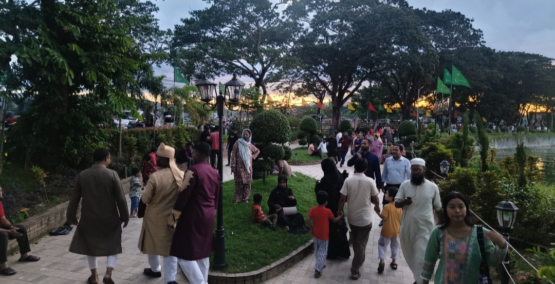 ছুটির দিনে রাঙামাটির লেক ভিউ গার্ডেনে দর্শনার্থীর ঢল