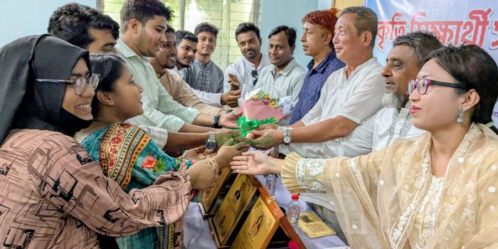 লংগদুতে জিপিএ-৫ প্রাপ্ত কৃতি শিক্ষার্থীদের সংবর্ধনা