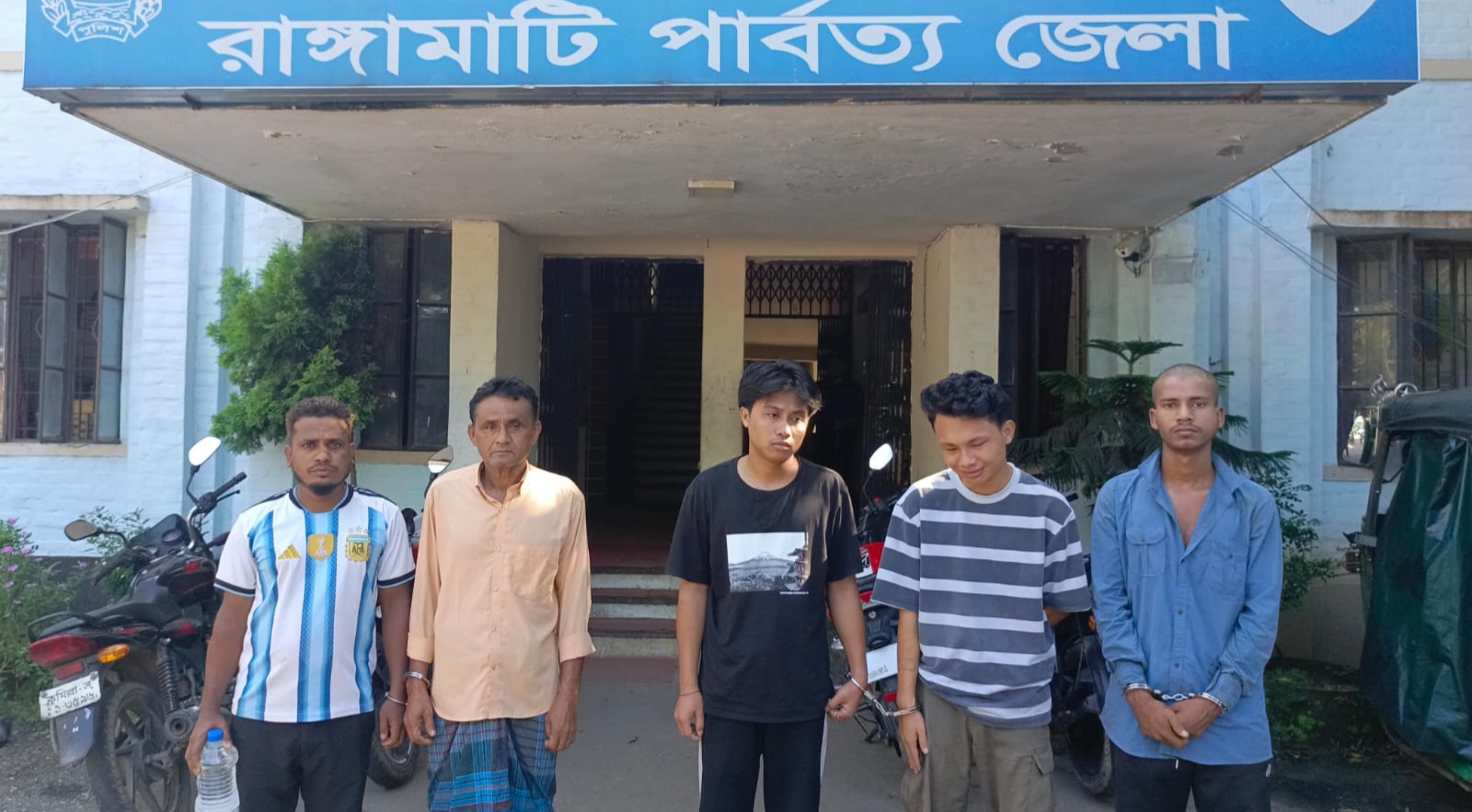 কোতয়ালী থানার বিশেষ অভিযানে আ;লীগ ও শ্রমিক লীগের দুই নেতাসহ গ্রেফতার ৫