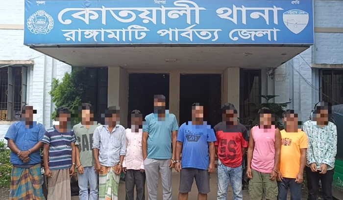 কোতয়ালী থানার বিশেষ অভিযান: ডাকাত-চোর-মাদক কারবারিসহ গ্রেফতার ১২