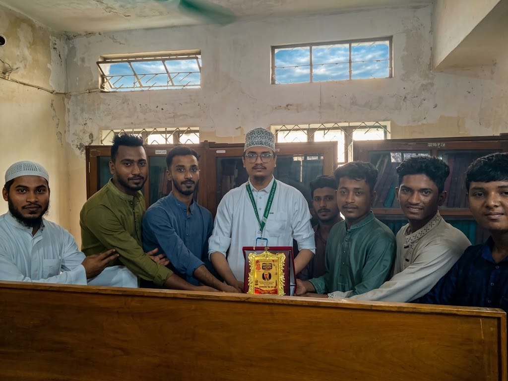 জামিয়া আহমদিয়া সুন্নিয়া কামিল মাদরাসায় শায়খ জয়নুল আবেদীন আল-কাদেরীকে সম্মাননা 