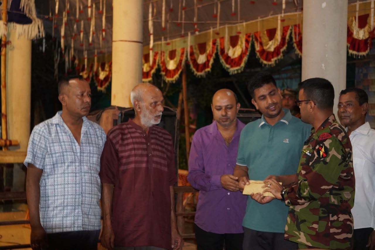 বিলাইছড়িতে দুর্গাপূজা উদযাপন কমিটিকে সেনাবাহিনীর আর্থিক সহায়তা, পূজার প্রস্তুতি পরিদর্শন
