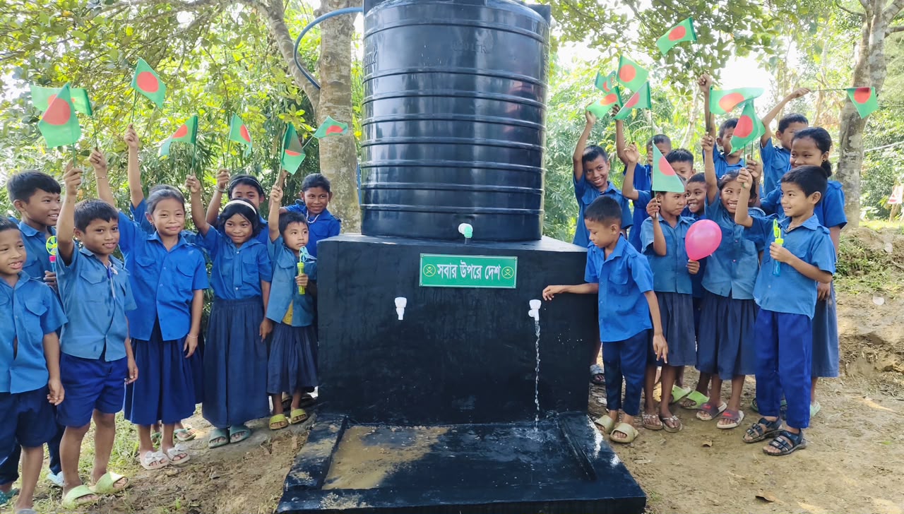 প্রান্তিক স্কুলে ছাত্র ছাত্রীবৃন্দের জন্য পানি সরবরাহে পানির ট্যাংক স্থাপন