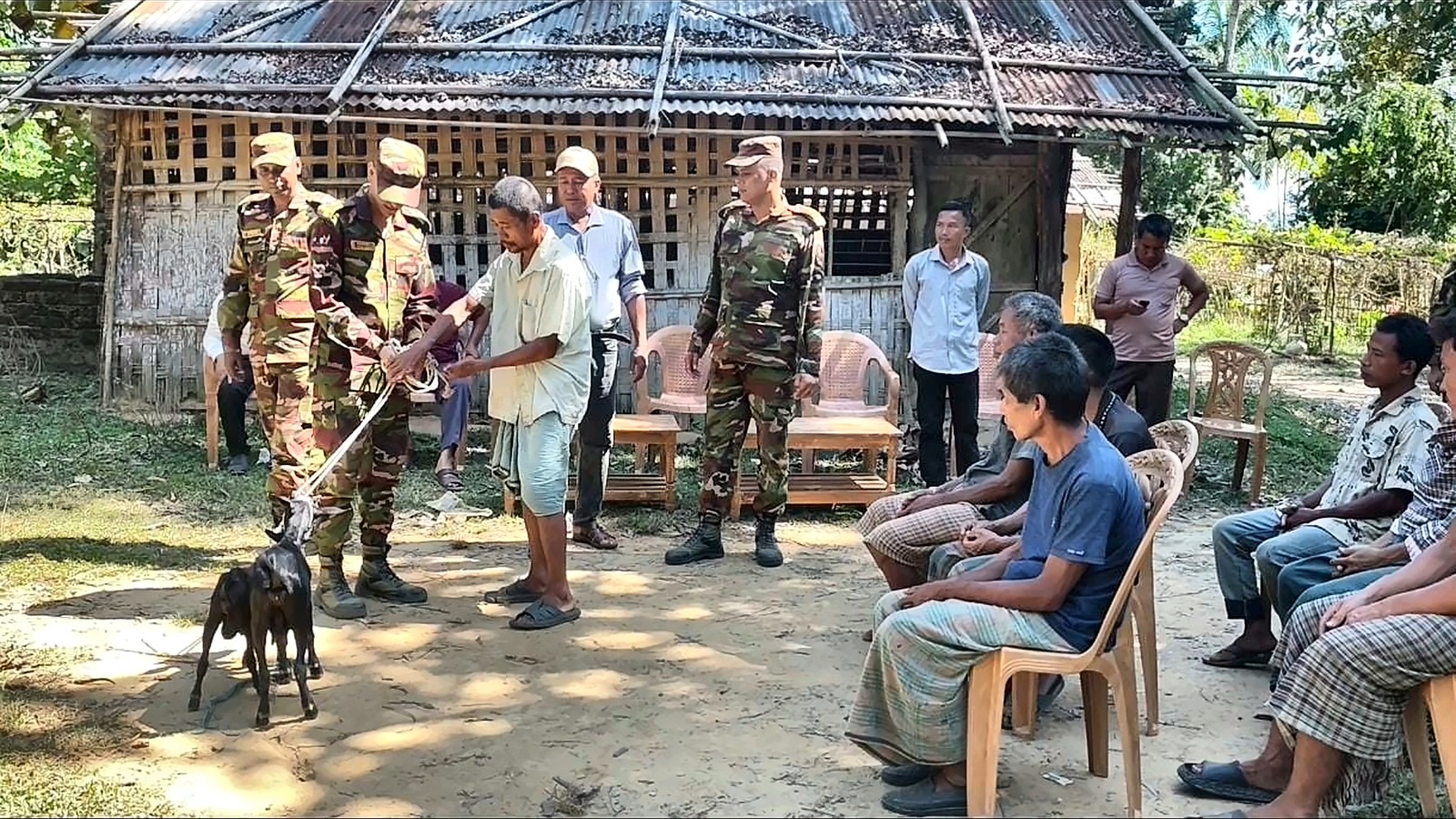 দীঘিনালায় ৭ অসহায় পাহাড়ি পরিবারকে ১৪টি ছাগল দিল সেনাবাহিনী