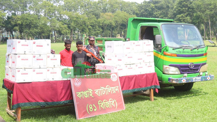 সীমান্ত থেকে কাপ্তাই হ্রদ হয়ে পাঁচার হচ্ছে অবৈধ সিগারেট; সিগারেটভর্তি ডাম্পারসহ আটক-২