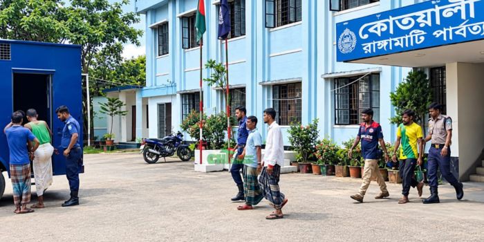 রাঙামাটিতে পুলিশের বিশেষ অভিযান, মাদক কারবারি-সেবীসহ গ্রেপ্তার ১০