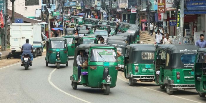 রাঙামাটিতে এলপিজির তীব্র সংকট, গ্যাসের আশায় দীর্ঘ লাইন 